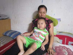 Trẻ bị bạo hành, mẹ nghỉ việc chăm con