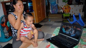 Mẹ bé bị bạo hành: 'Họ chà mặt con tôi như lau đồ vật'