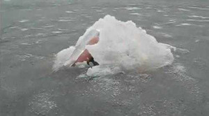 'Quái vật' dưới lòng hồ băng ở Nga