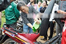 Clip dân đổ xô đi múc xăng trong giếng nước