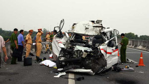 Clip: Xe cứu thương gây tai nạn thảm khốc, 5 người thương vong