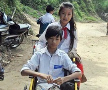 Cậu học trò người Thái 10 năm bò đến trường