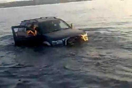 Một phút bất cẩn, cả người và xe trôi sông