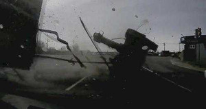 Khối thép khổng lồ suýt nghiền nát ô tô