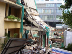 TP.HCM: Tháo dỡ trụ sở tòa án bị lún nghiêng