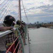 Hai cô gái bất ngờ nhảy cầu tự tử