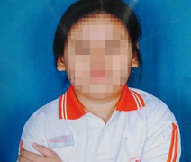 Cô giáo bắt 11 học sinh ngậm khăn lau bảng