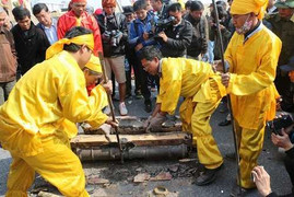 Clip đúc kiếm lệnh, súng thần công dâng Đại tướng