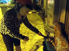 Bị trai trẻ bỏ rơi, U40 đóng giả gái 19 tuổi xin tiền