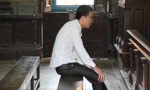 Mẹ nhường giường cho con trai 'yêu' gái mới lớn