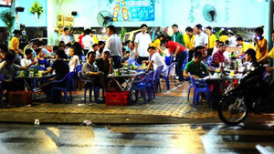 Bi hài trinh sát mật phục 'nữ quái' đồng tính đêm Noel