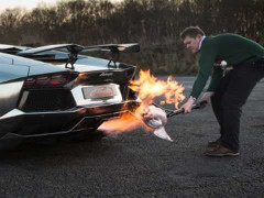 Dùng siêu xe khủng Lamborghini nướng gà mừng Giáng sinh