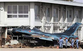 Nhật Bản sửa chữa tiêm kích bị sóng thần đánh hỏng