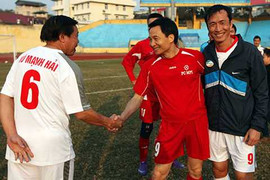 Phó Thủ tướng Vũ Đức Đam đá bóng cùng thế hệ vàng VN