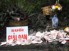 Mỗi mùa lễ hội, chùa Hương gom khoảng 1.200 bao tiền