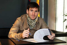 Chơi ngày càng dở, Messi vẫn cho Ronaldo 'hít khói'