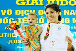 Bỏ SEA Games, lấy gì mua sữa cho con?