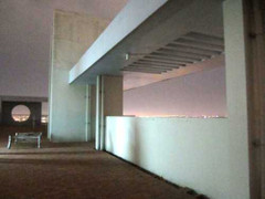 Rơi từ sân thượng chung cư, bé trai tử vong