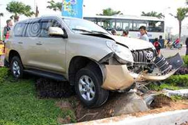 Tông bay trụ điện, xe tiền tỷ nát bét đầu