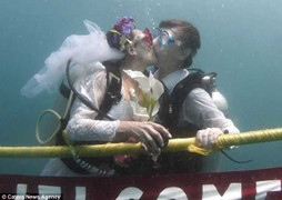 Clip: Đám cưới siêu 'độc' dưới Ấn Độ Dương