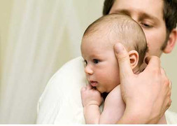 Cháu bé 7 tháng rơi từ tầng 3 xuống đất