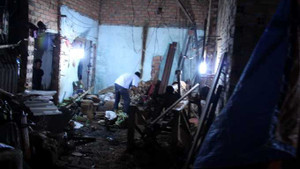 Tìm cánh tay người thân sau vụ nổ đầu đạn pháo