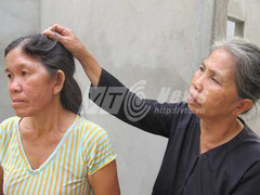 Cô bé ngủ bên xác cha 12 ngày giữa cánh đồng xác chết