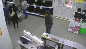 Clip: Trộm tivi trong cửa hàng chưa đến 10 giây