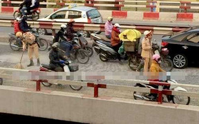 Những hình ảnh CSGT gây xúc động cư dân mạng