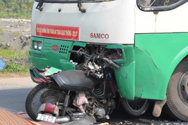 Hai thanh niên chết thảm dưới đầu xe buýt