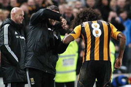 Ghi bàn xong, cắt tóc ăn mừng