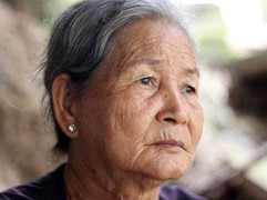 Người đàn bà căm hờn nhìn ‘ác thú’ giết chồng và 6 con