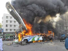 Xe bus nổ tan xác, 16 người chết thảm