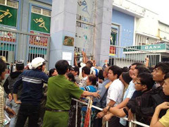 Điều gì đang diễn ra bên ngoài sạp vé U19 Việt Nam?