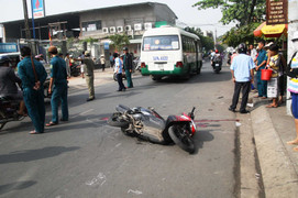 Cướp xác người thân bị tai nạn trước mặt công an