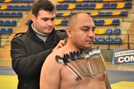 Kỳ quái người đàn ông có khả năng 'hút' kim loại