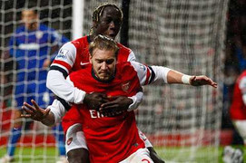 'Chân gỗ' tỏa sáng, Arsenal bỏ xa Man Utd