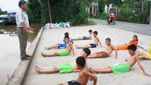 Thầy giáo 16 năm dạy bơi miễn phí