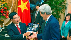 Chuyện đằng sau bức ảnh John Kerry - Phạm Bình Minh