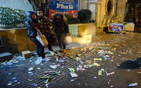 Đón năm mới, Nhà hát lớn Hà Nội thành bãi chứa rác thải