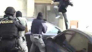 Clip: Cảnh sát phá nát xe Audi tóm tội phạm cố thủ