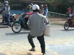 Clip: Đổ xe chở ngô, dân Đồng Nai lại 'hôi của'