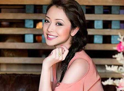 Jennifer Phạm đẹp rạng ngời, khoe giọng hát mừng xuân