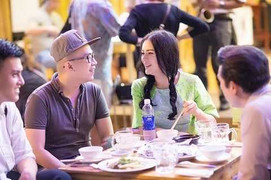 Bắt gặp 'quý cô' sang chảnh Lý Nhã Kỳ ăn vặt vỉa hè