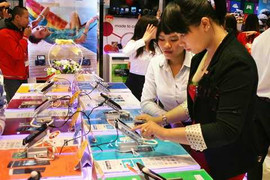 Smartphone đua nhau hút khách dịp cuối năm