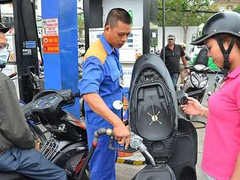 Tăng giảm giá xăng dầu: Nguyên tắc đã 'chết yểu' từ lâu