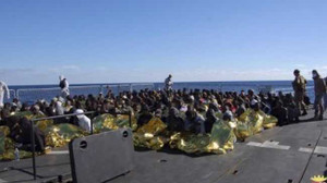 Giải cứu hơn 1000 người tị nạn lênh đênh trên biển