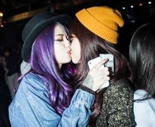 Nụ hôn đồng giới của hot vlogger An Nguy