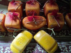 Chi đậm sắm hàng 'độc' đón Tết