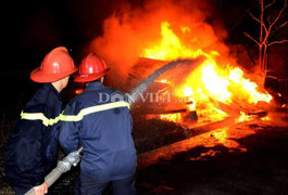 Hàng trăm cảnh sát quần với lửa ở Hạ Long
